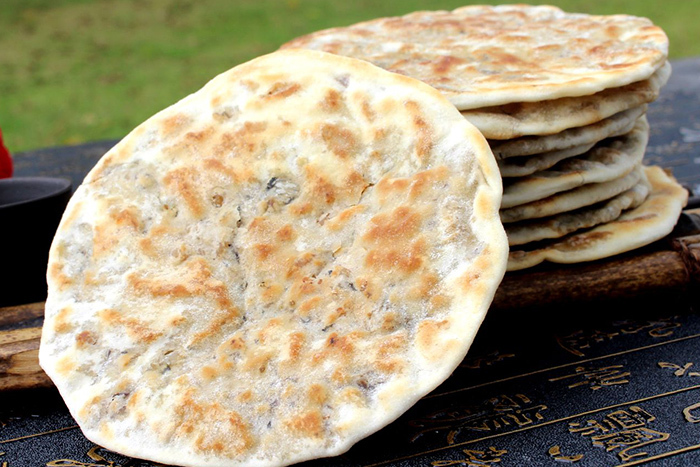  p>薄脆小烧饼是以中筋面粉为主要材料制作而成的一款小吃,调料是沙拉