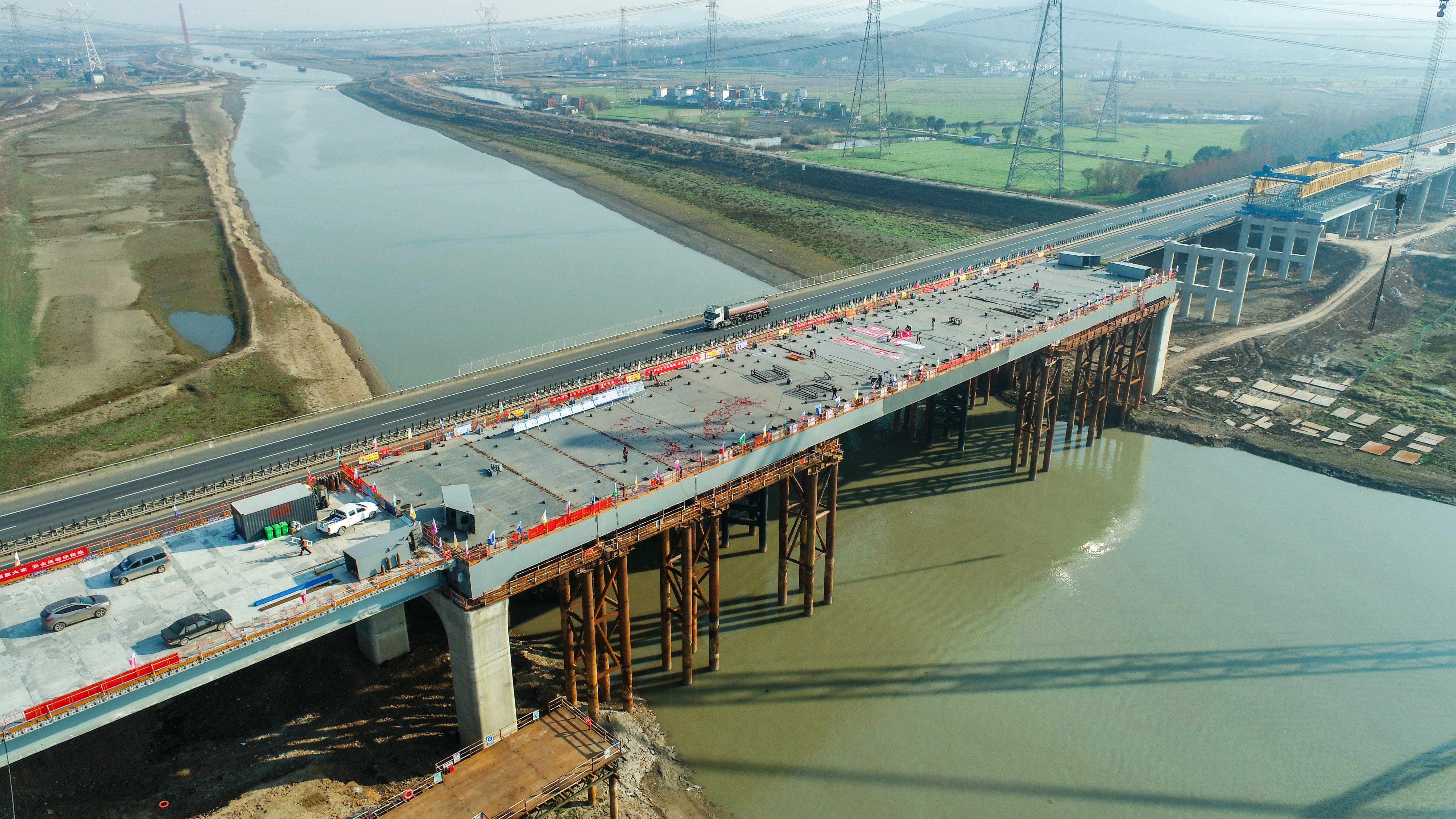  p data-id="trpgj8rvuqqx">青山河特大桥是宁芜高速改扩建项目组成