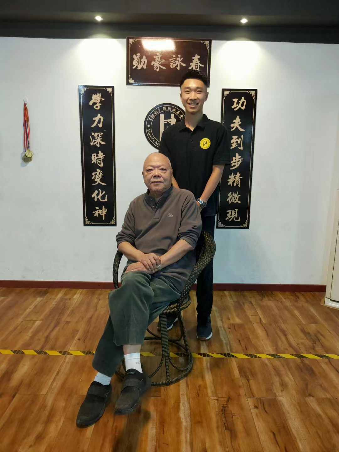 tnkgzqwo439j">黄君豪,1996年6月7日生于广东省珠海市,岑能咏春拳传人