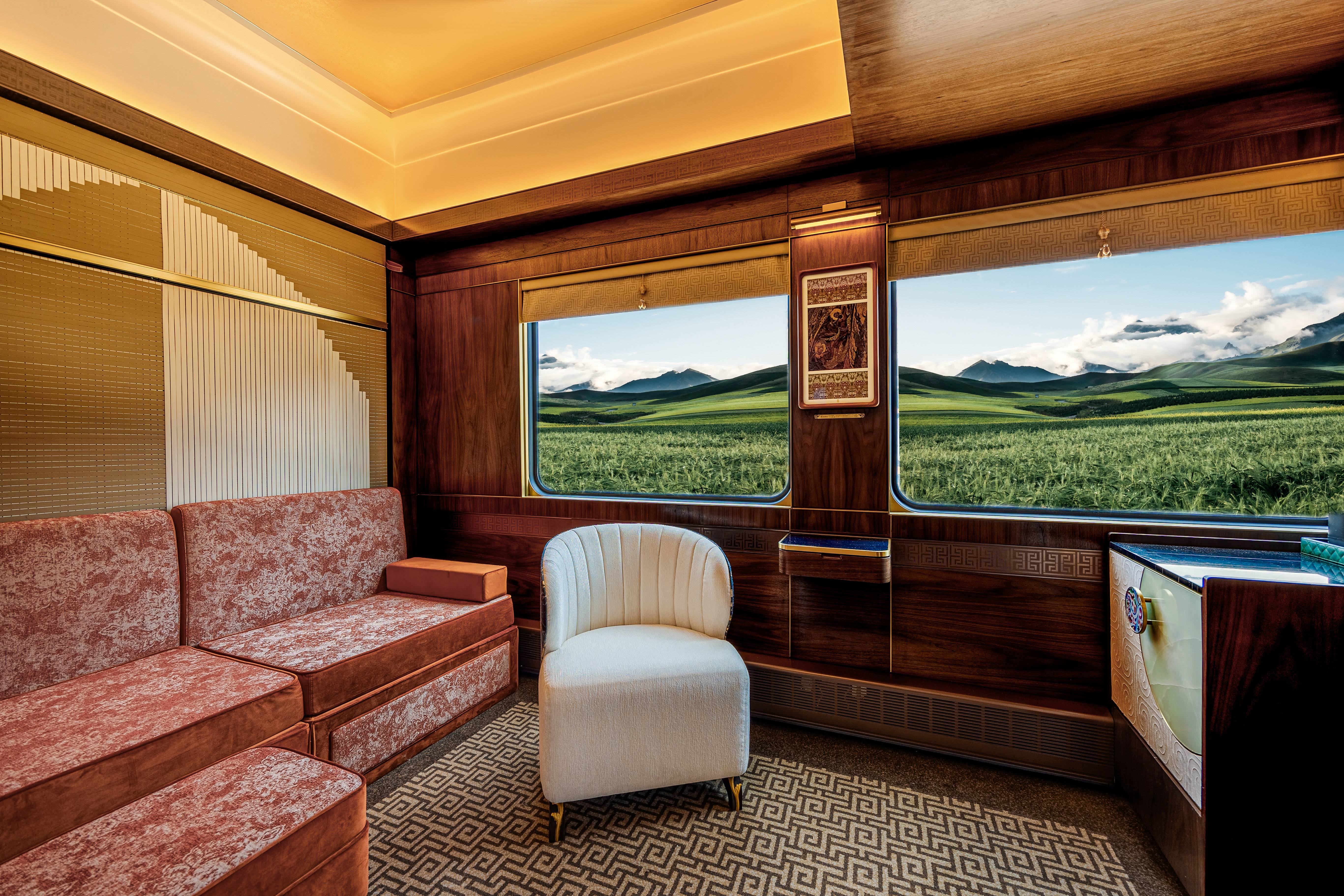 发展集团旗下铁路文旅品牌"星享铁旅"打造的国内首列国际化旅游列车