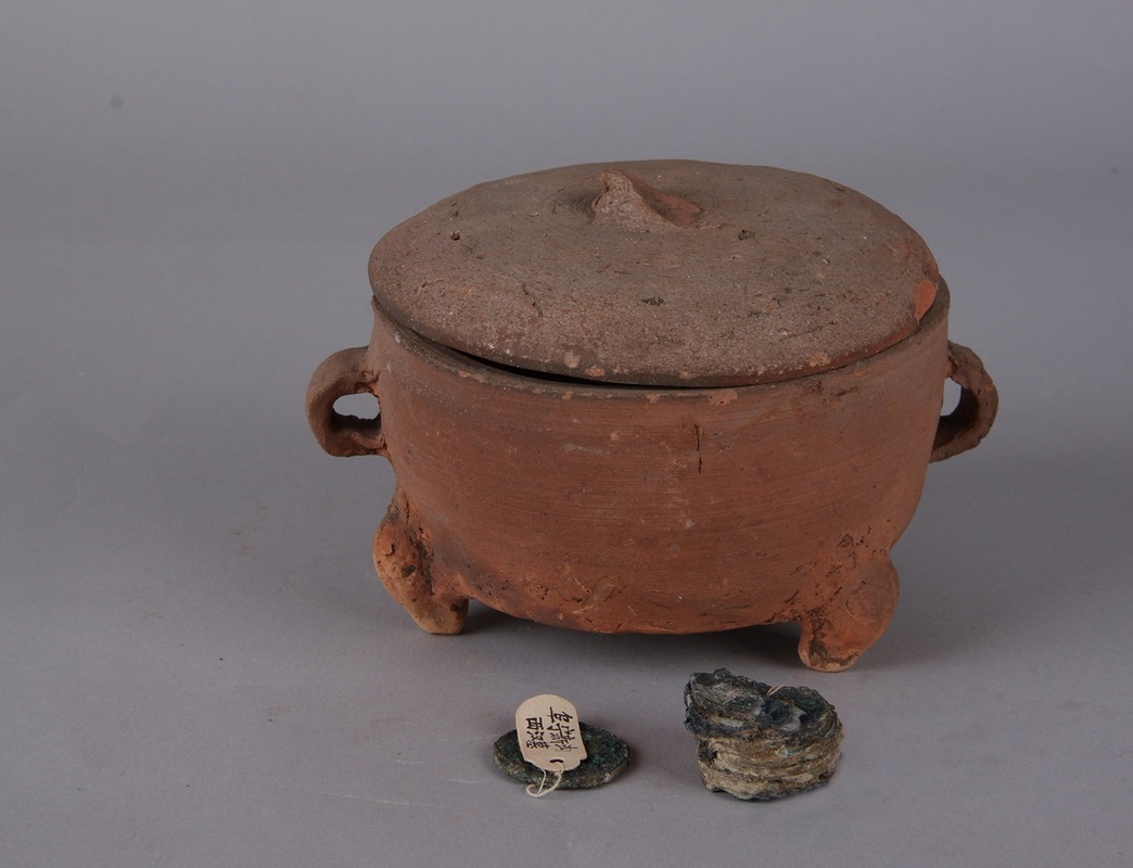 西汉带盖小陶鼎