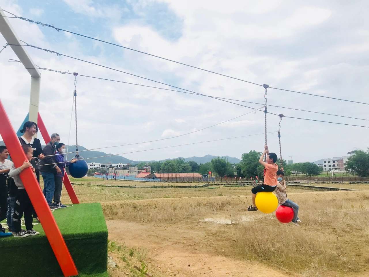 法定代表人王涛,公司经营范围包括:玻璃吊桥,玻璃滑道,滑索,玻璃栈道