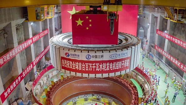 白鹤滩首台机组转子吊装
