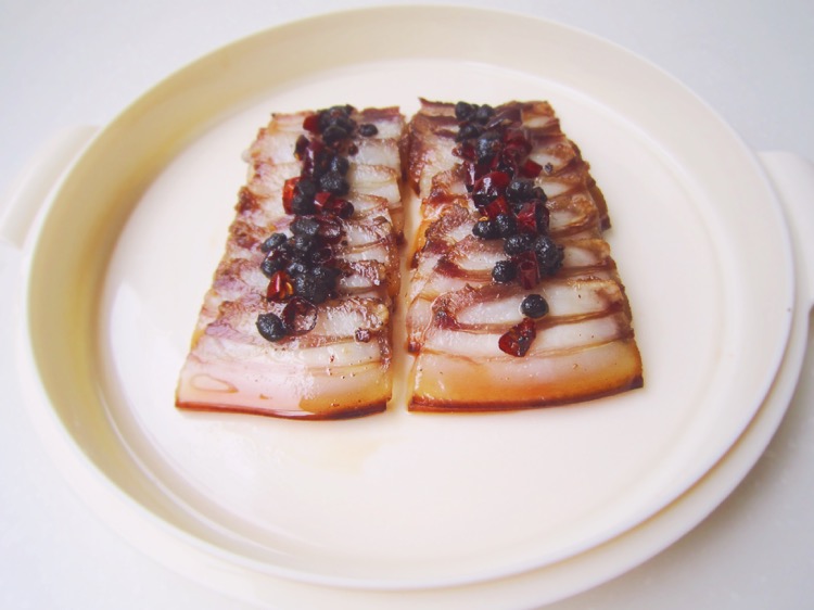  p>豆豉蒸腊肉是一道传统湘菜.主要食材是腊肉和豆豉. /p>