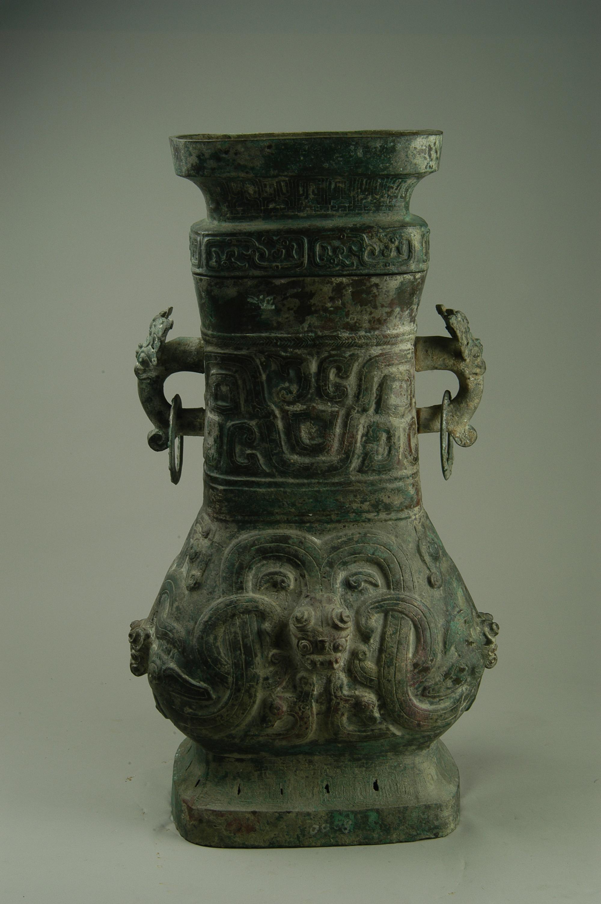  p>此展品为春秋时期的金属器,壶体呈圆角方形,长颈,垂腹,有子口可以