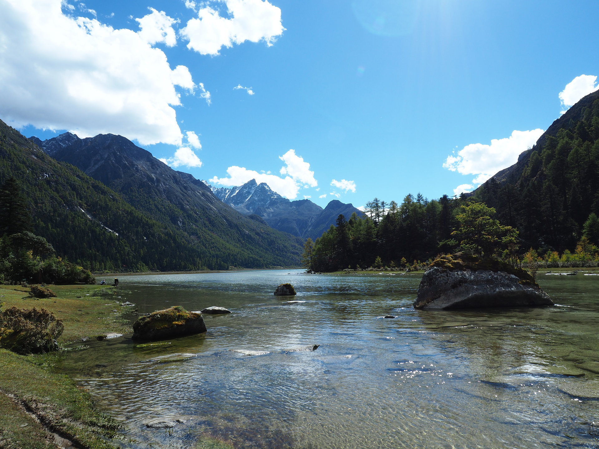  p>康定莲花湖位于四川省甘孜藏族自治州 a href="#" data-lemmaid="