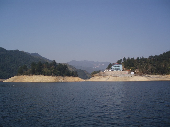  p>紧水滩库区,位于浙江省丽水市瓯江中上游,地处云和县大部及龙泉市