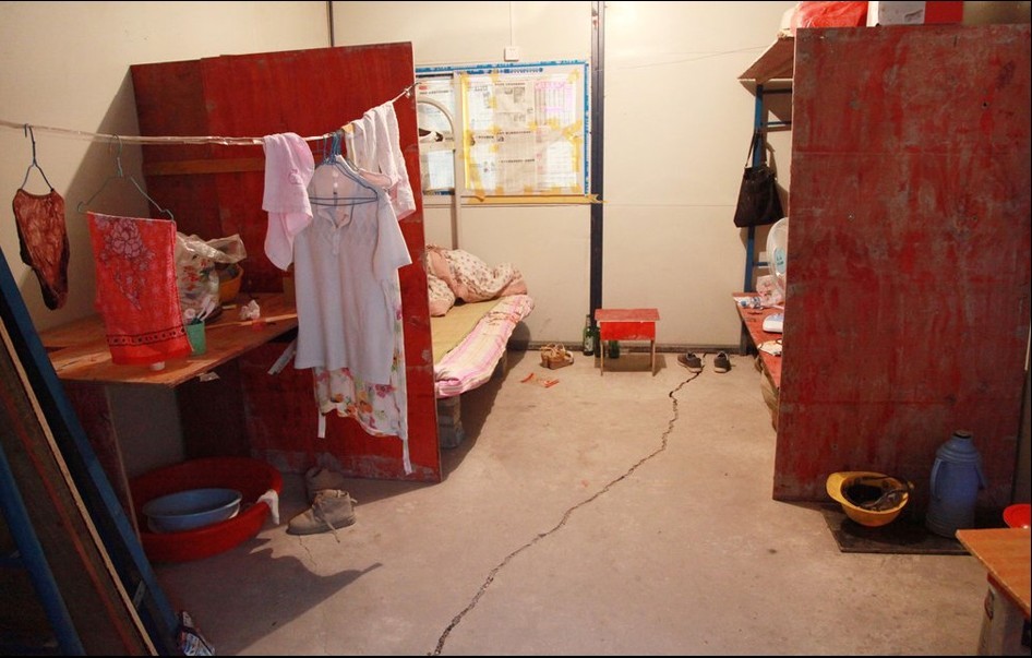 而一般工地上的拥挤的工棚不能提供夫妻团聚的条件,而住旅馆或租房