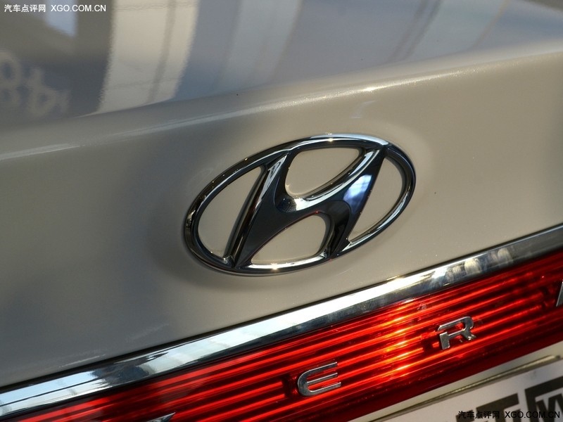  p>雅尊是韩国现代公司推出的前轮驱动模式高级轿车,从1986年开始生产