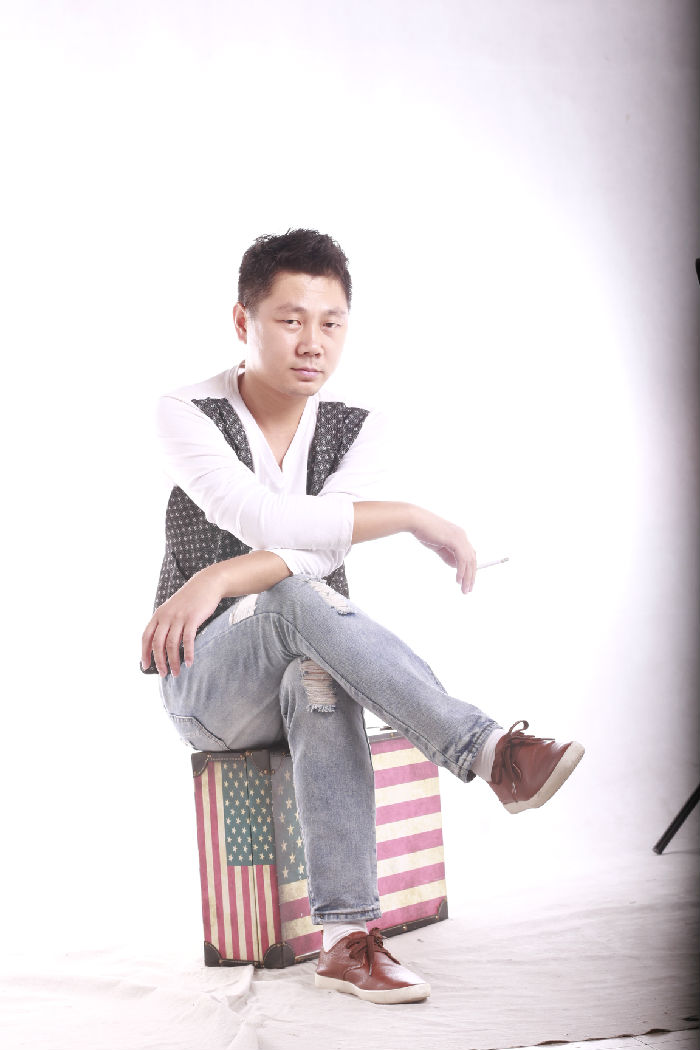  p>财郎是个农民原创歌手,实名刘新财,出生长白山脚下吉林省柳河县的