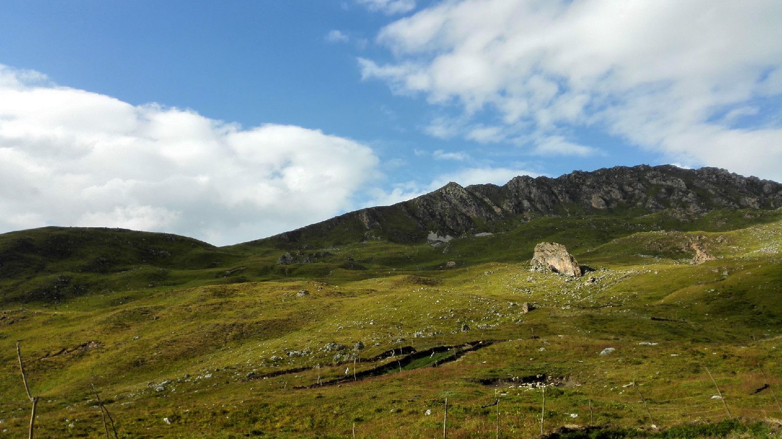  p>露骨山地处漳县西陲,距离漳县县城直线距离约38公里,是漳县,渭源和