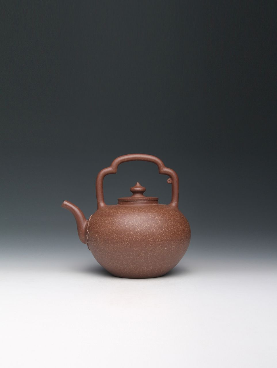  p data-id="gnbieww7ro">杨飞,1971年生于陶都紫砂世家,是著名的工艺