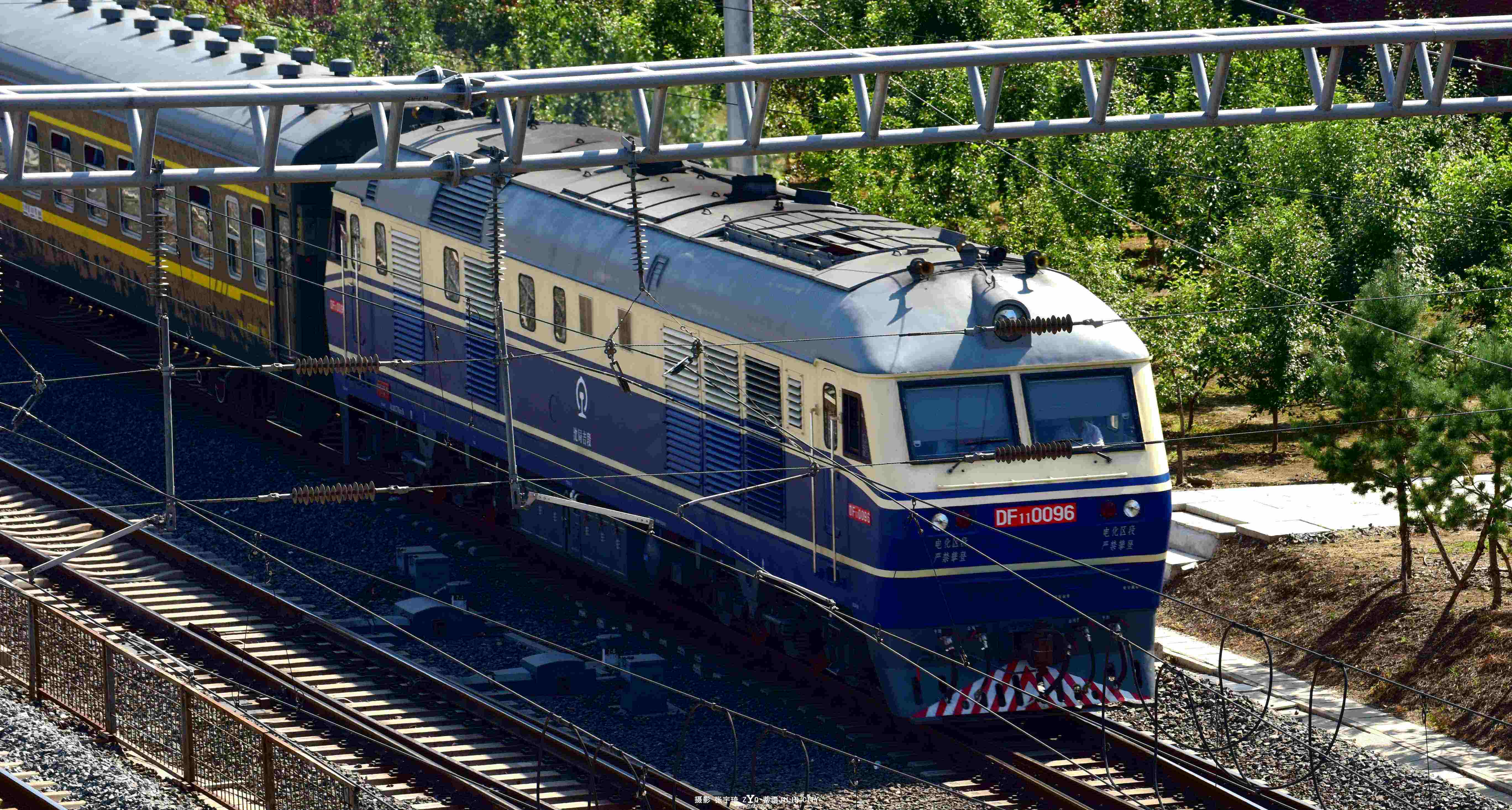 为机械能,再通过变速齿轮等传动体系将动能传递给机车驱动轮牵引火车