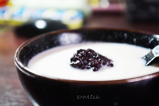  p>牛奶黑米粥是由牛奶,黑米为主要食材做成的一道美食,属于甜点. /p>