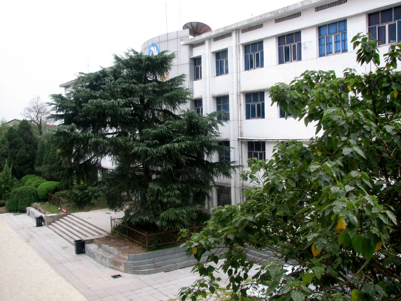  p data-id="gnwlrxev9t">江西省南城一中位于秀出东南的麻姑山下