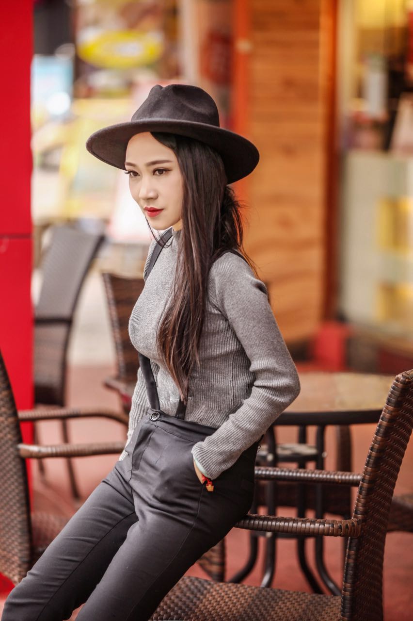  p>陈梓音,别名悠悠,中国内地女歌手,湖南常德人,2004年毕业于湖南