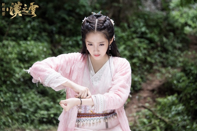 完成个人出道作品《 a target="_blank" href="/item/烟海沉浮