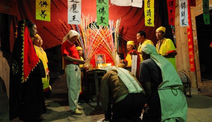  p>打绕棺,又称"穿花舞","跳丧舞","打安庆","穿丧堂"等,由佛教法事