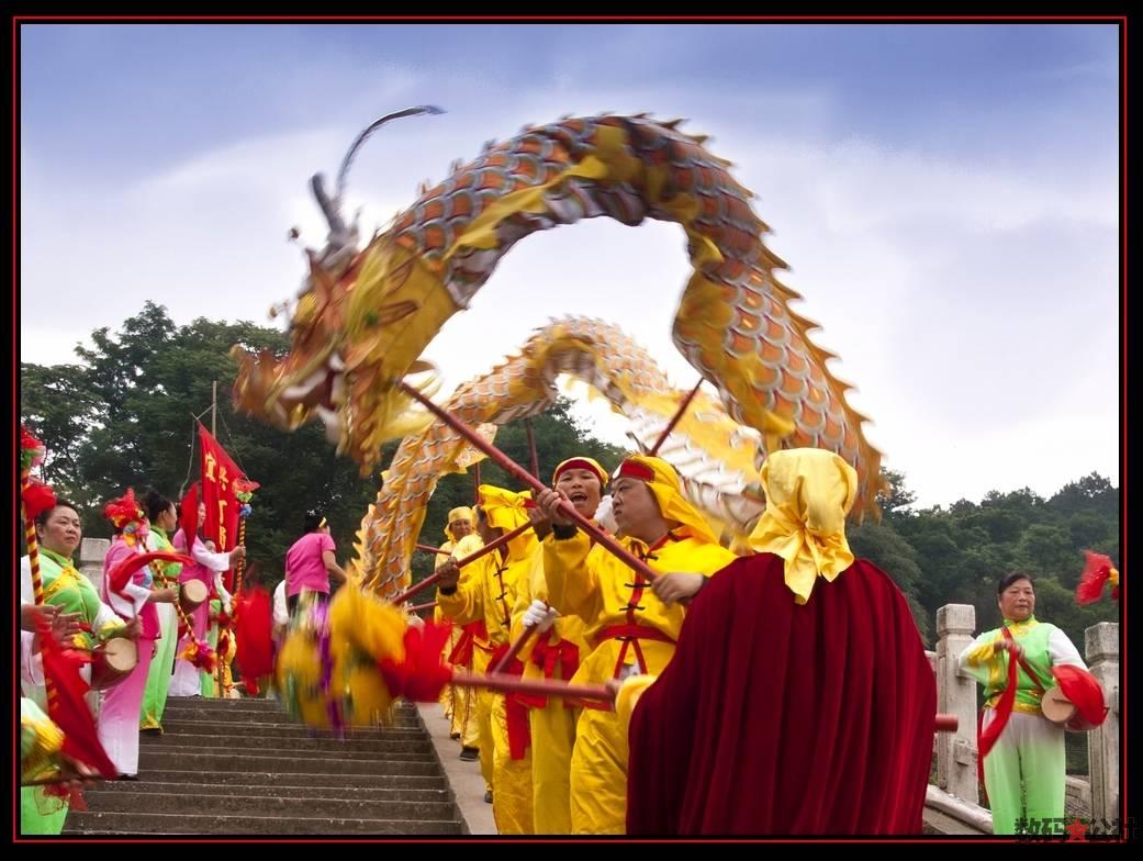  p>舞龙俗称舞龙灯,是一种起源于中国的汉族传统民俗文化活动之一.