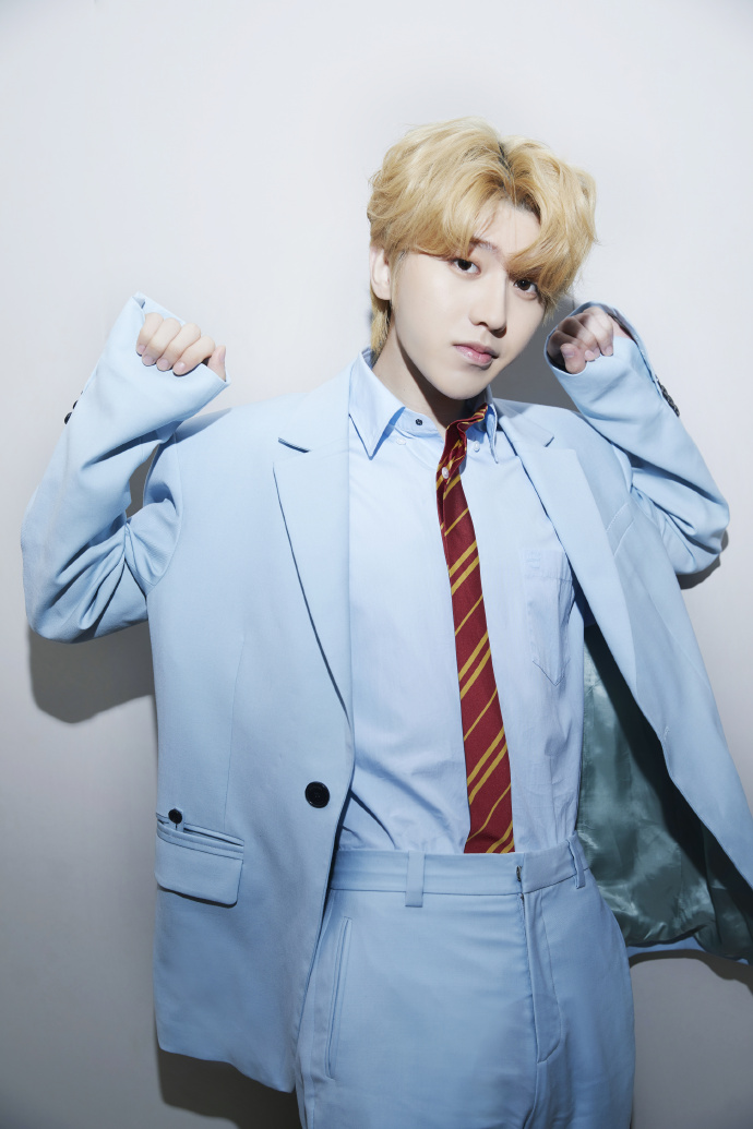  p>蔡徐坤(kun),1998年8月2日出生于浙江温州,籍贯湖南怀化 sup data