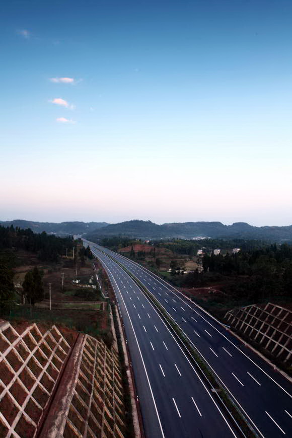  p>重庆—成都高速公路,简称渝蓉高速,又称渝蓉高速公路,别名"成渝