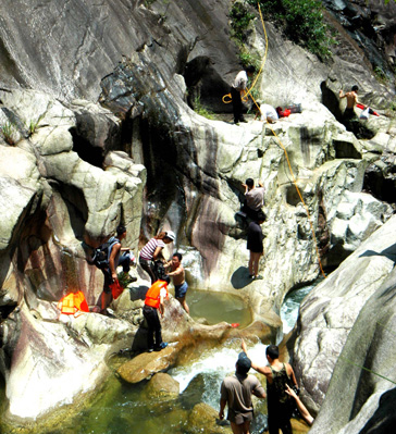 燕子岩,即江西上犹燕子岩,位于江西省赣州市