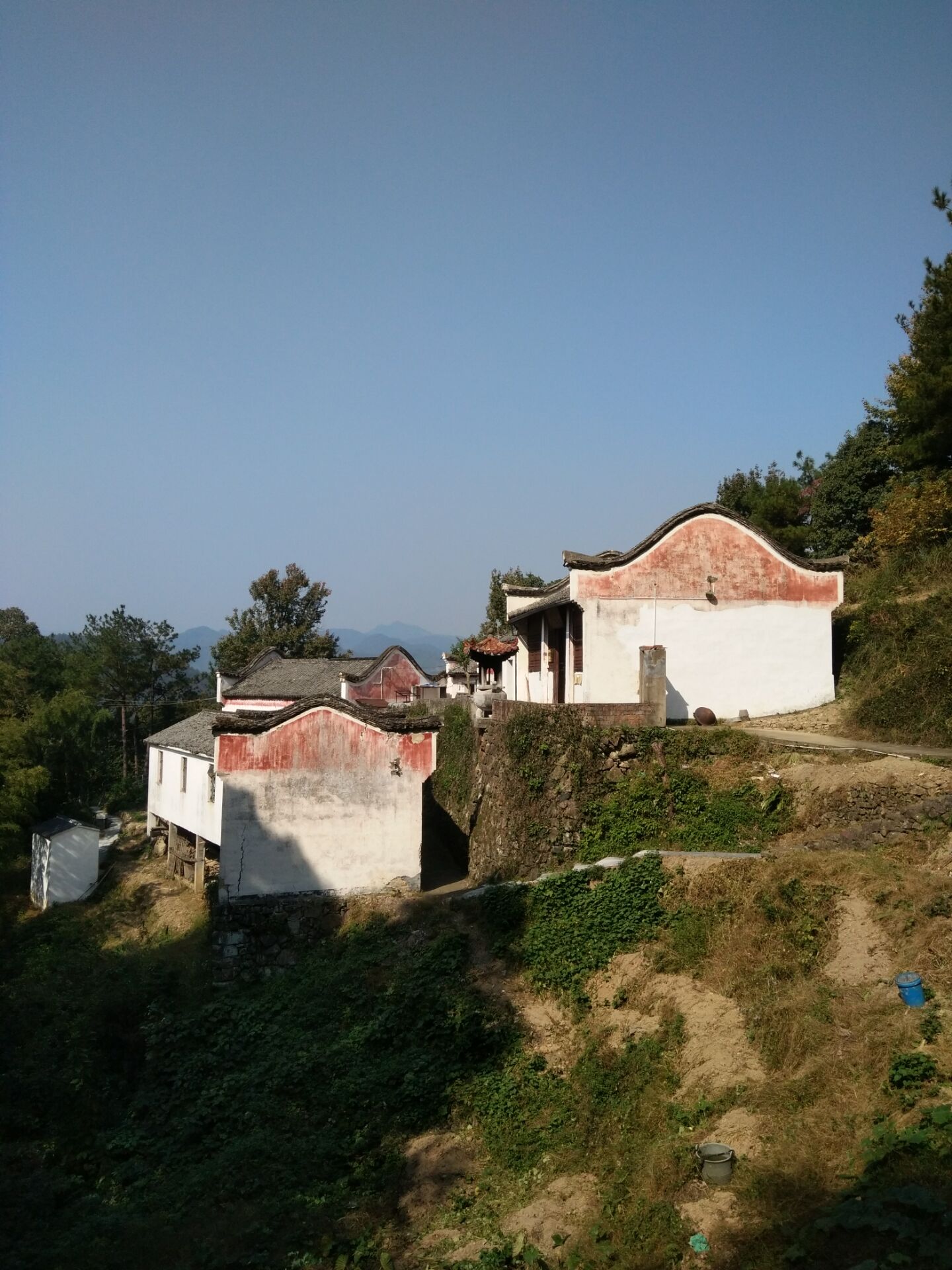  p>青山寺,位于浙江省诸暨市草塔镇青山水库东,亦名青山殿.