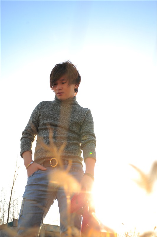  p data-id="gnarvyifml">《向全世界宣布爱你》是冷漠演唱的歌曲,由