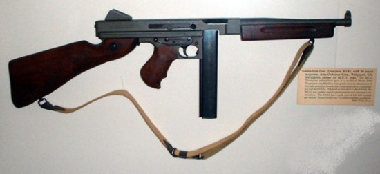 thompson submachinegun,又称:汤姆逊冲锋枪,绰号:tommy gun,译文