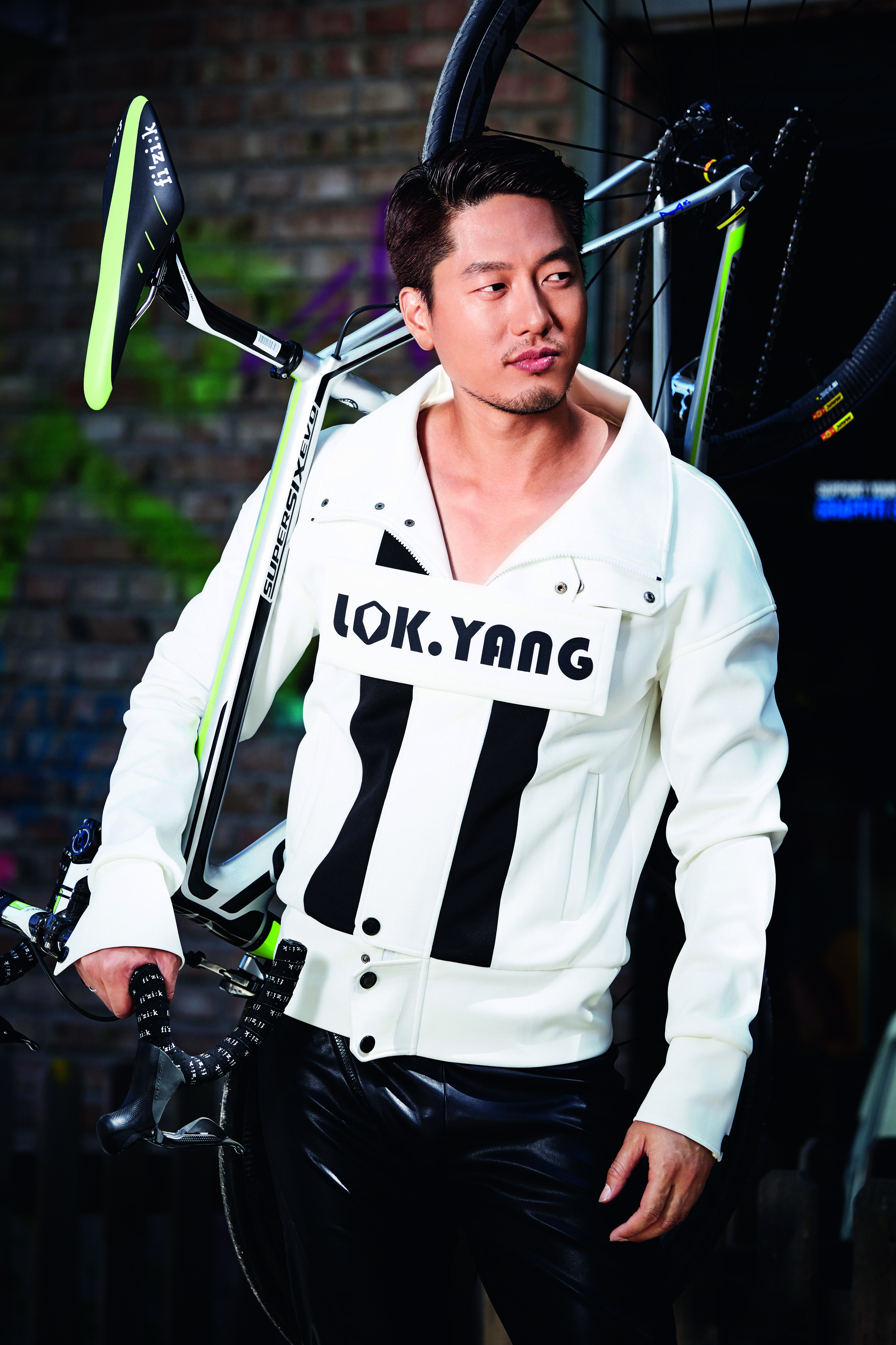  p>凌潇肃,1980年5月22日出生于陕西省西安市,中国内地影视男演员