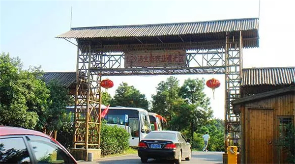  p>红沙湾生态农业观光园坐落于江苏省无锡太湖山水城旅游度假区南部