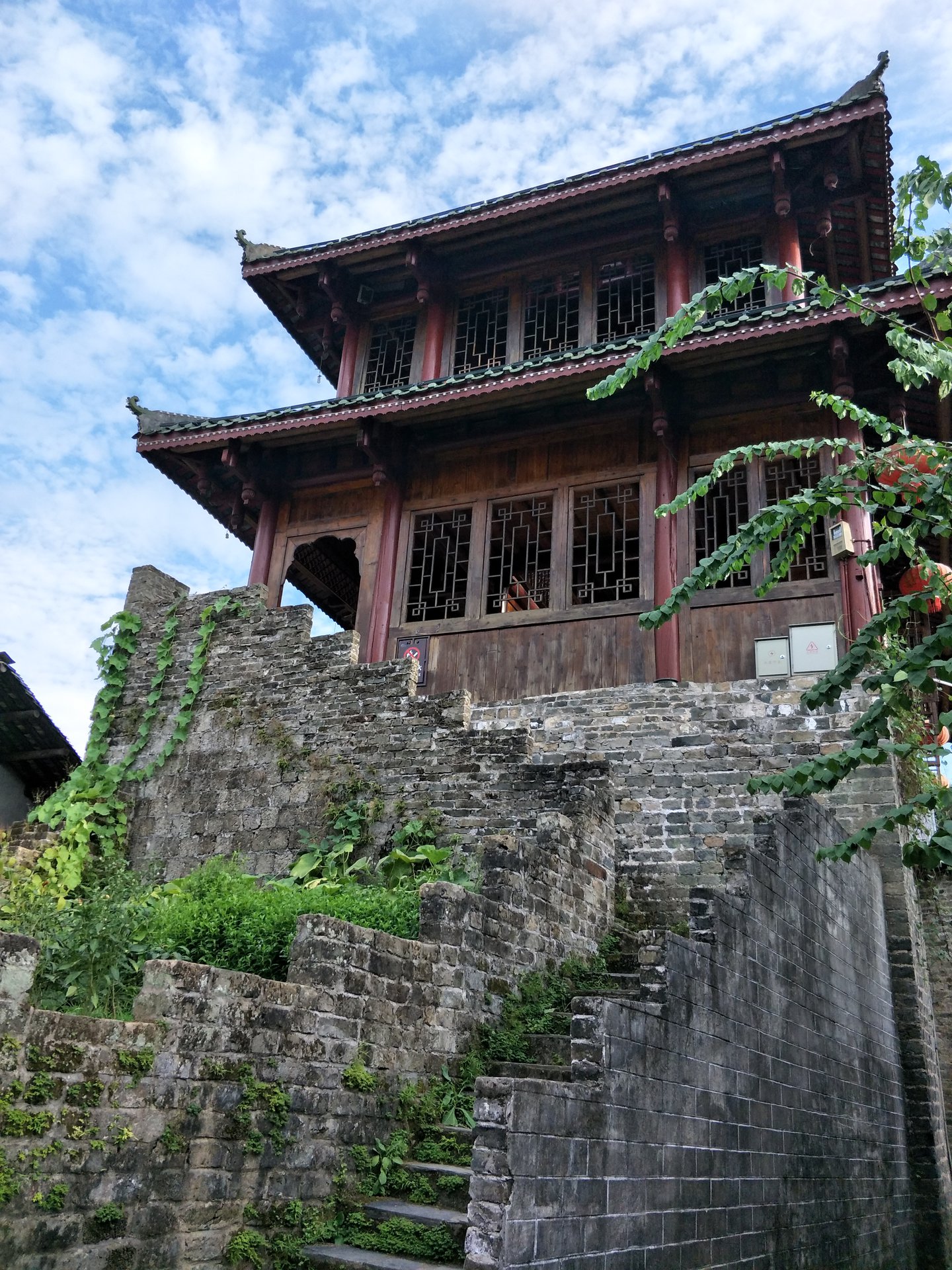  p>欢雷门位于三江县(旧称怀远县)丹洲古城东面,俗称东门.