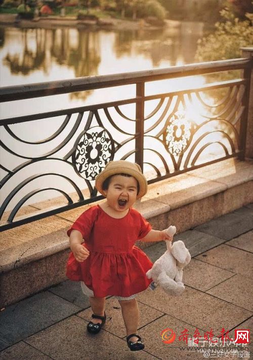 在视频中,萌娃小蛮右手一碗汤左手一碗水果,鼓囊鼓囊吃得不亦乐乎.