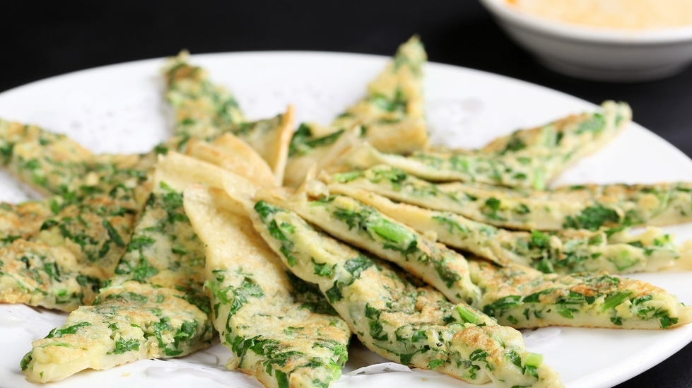  p>野菜煎饼是一道美食,由野菜,面粉等食材制作而成. /p>