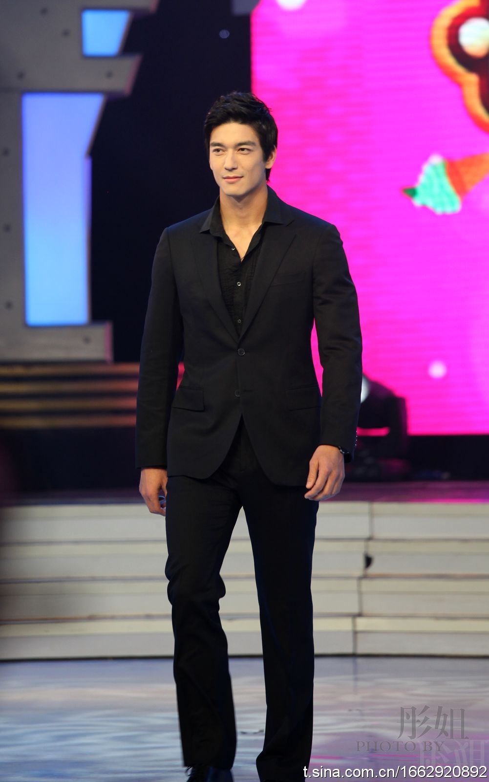  p>丹尼斯·吴,1981年8月29日出生于美国,美籍影视男演员.