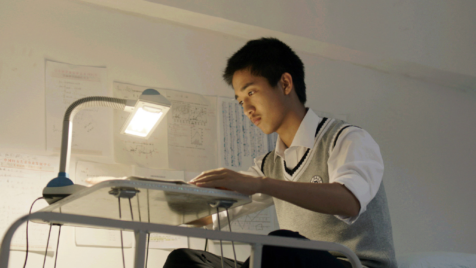 2青春派影片讲述了男主角居然因失恋导致高考失利,作为"高四生"回校园