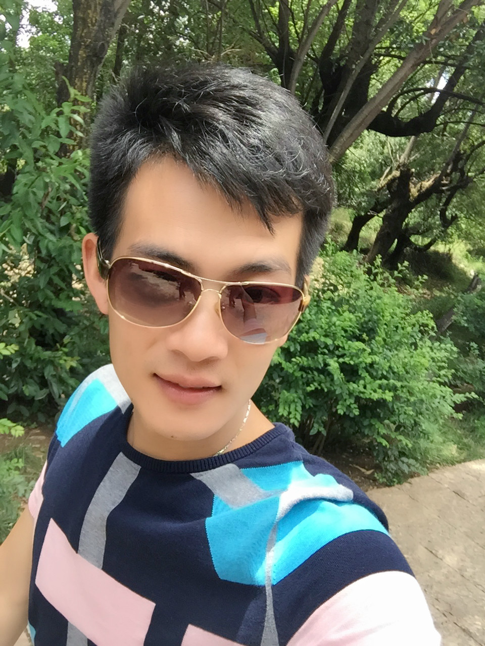  p>雷华锋,本名雷华丰,偶像作家,青年作家,演员艺人,资深媒体人,80后