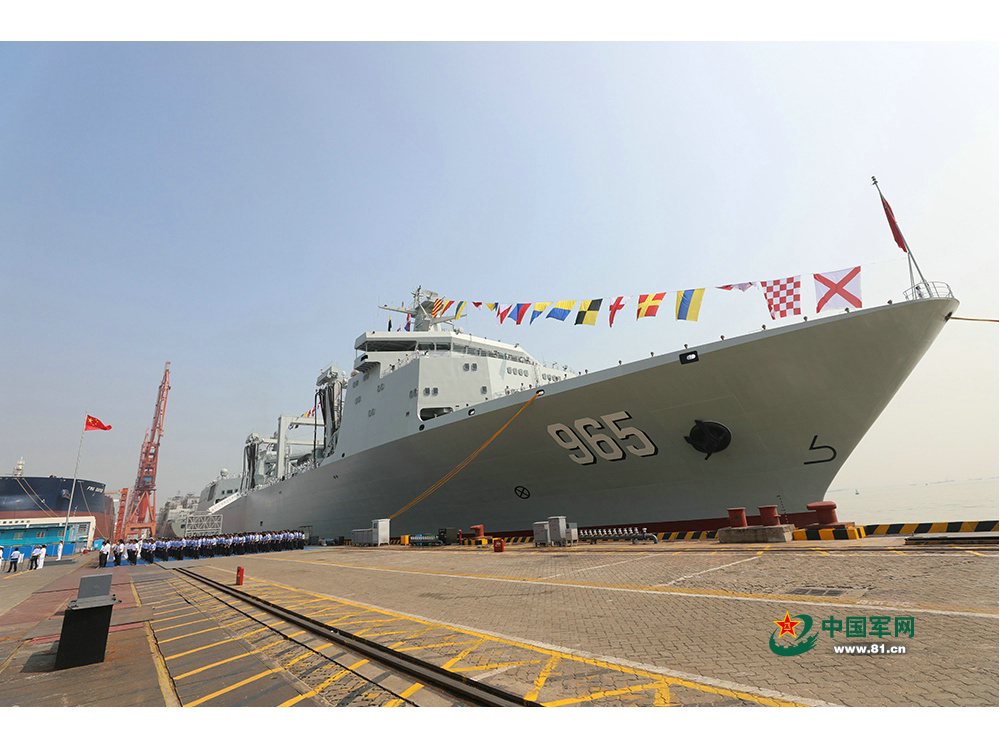 呼伦湖号补给舰