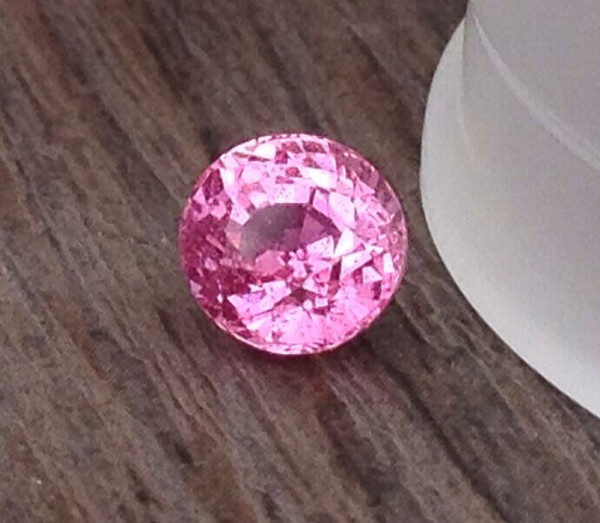 粉红蓝宝石
