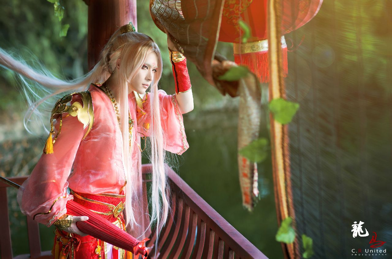  p>小小白,中国知名coser,由于从小喜爱动漫(anime)