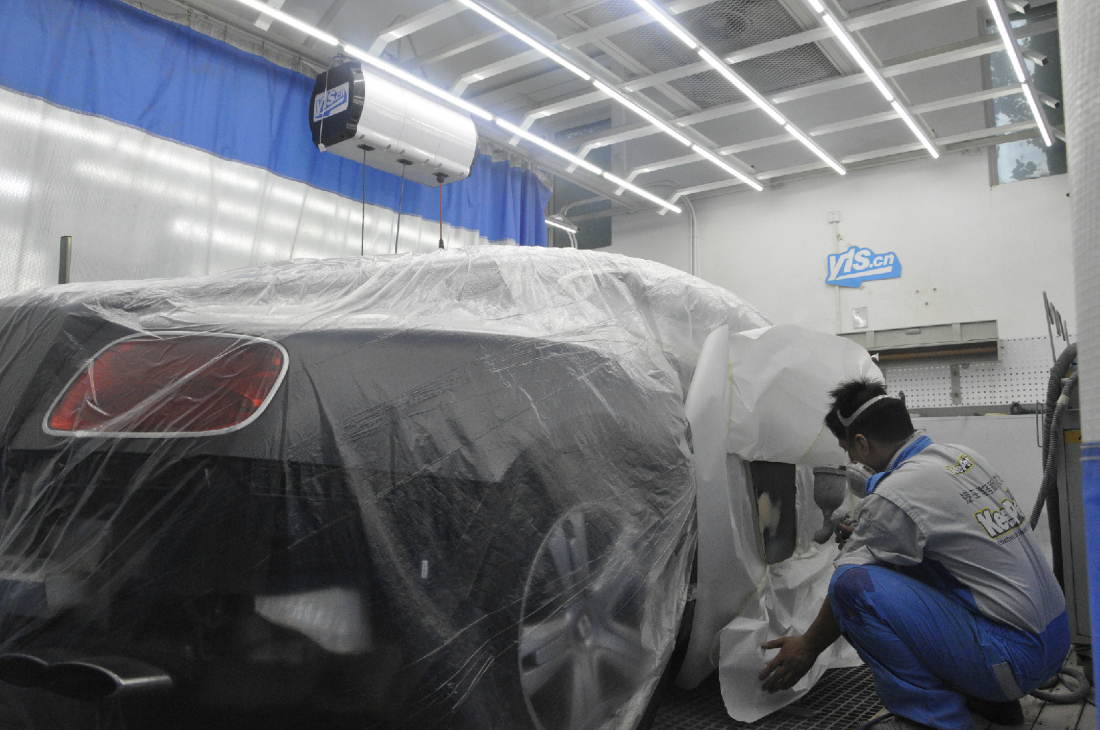  p>钣金喷漆是一种汽车修复技术,就是把将 a href="#" data-lemmaid="