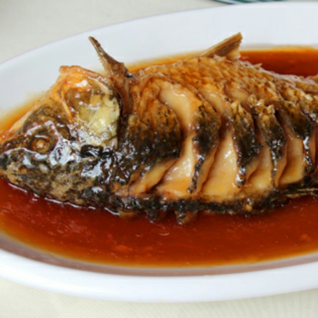  p>家常红烧鲤鱼是一道将鲤鱼进行红烧方式的简单家常菜.