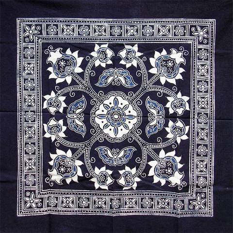 蜡染工艺品的魅力除了图案精美外,还在于蜡冷却后在织物上产生龟裂