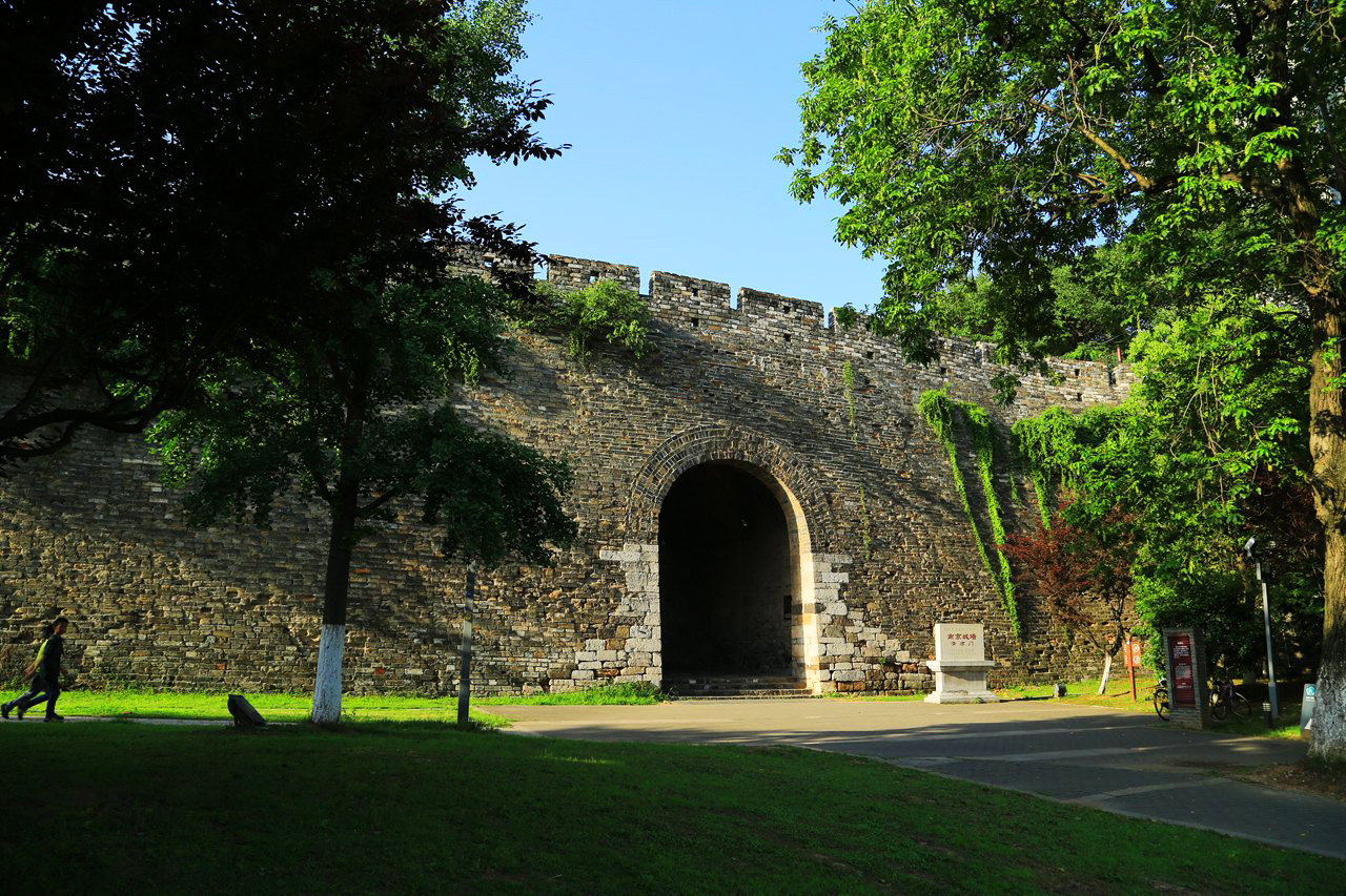 data-id="gnhdco4vo8">清凉门是 a target="_blank" href="/item/南京