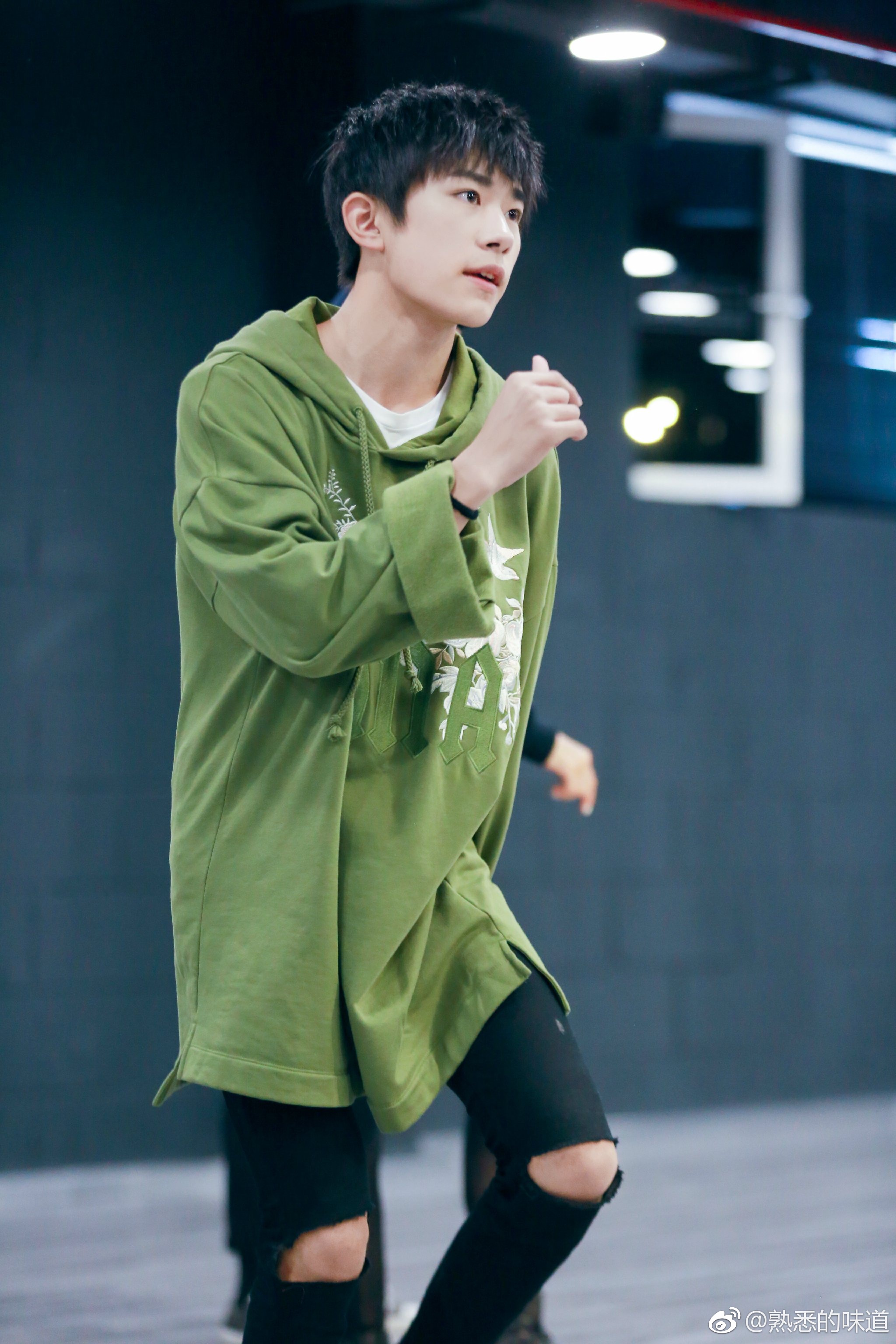  p>易烊千玺,2000年11月28日生于湖南怀化,中国内地男演员,歌手,舞者