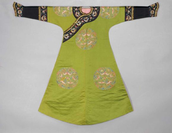 满族服饰是指男子穿的带马蹄袖的袍褂,腰束衣带,或穿长袍外罩对襟马褂