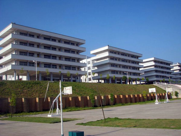 祁阳七中位于 a href="#" data-lemmaid="1710">湘江 /a>河畔的白水镇