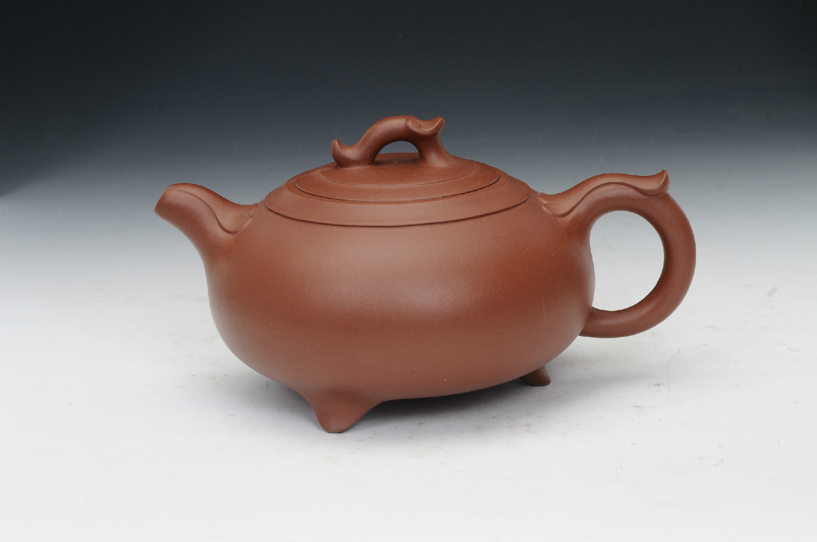  p>范丽静,国家工艺美术师,优秀青年陶艺家,范家壶庄成员,龙德堂艺术