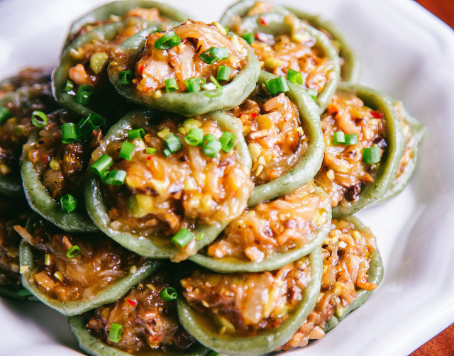  p>灯盏粿是江西省上饶市铅山县的地方特色小吃.