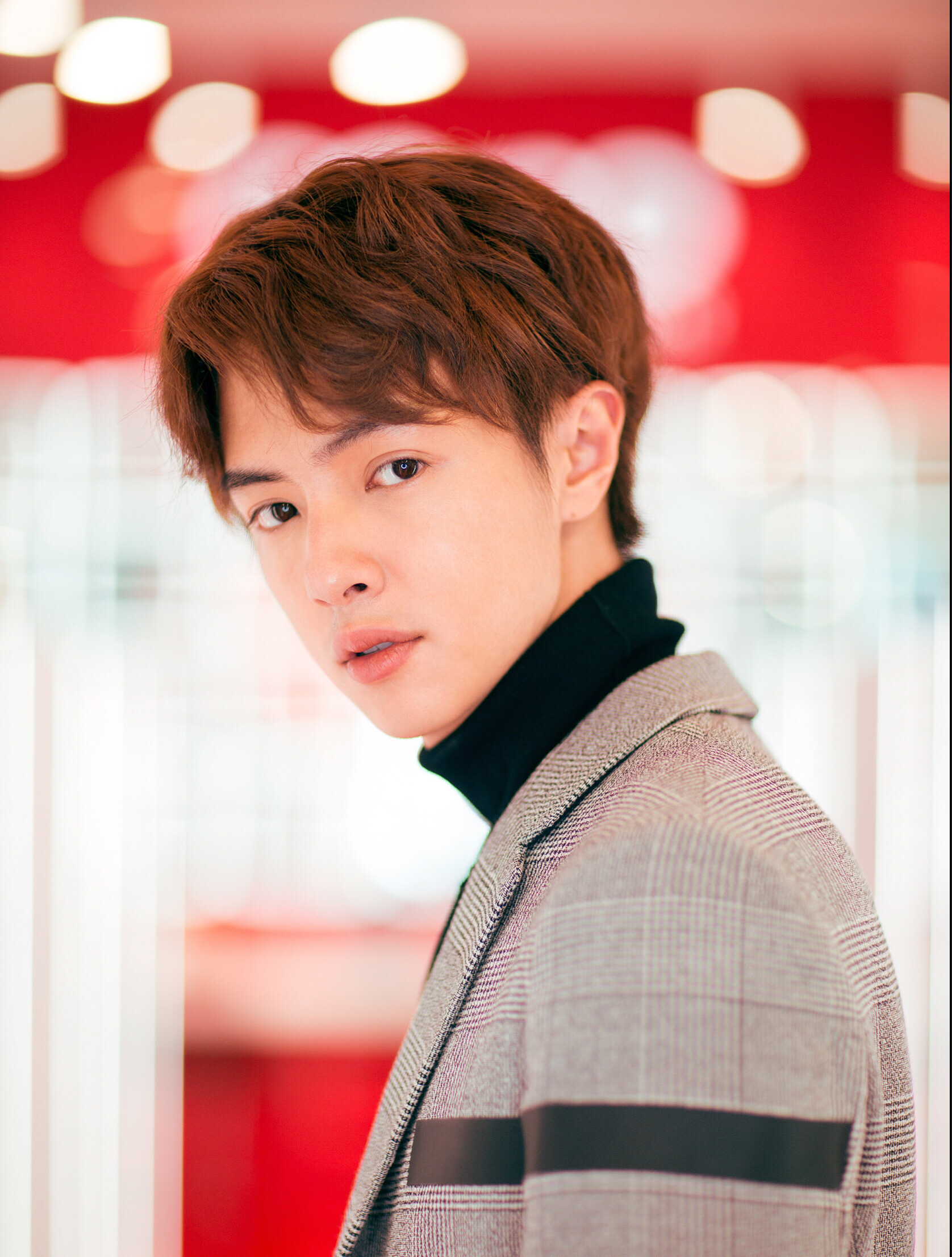 id="gocmxe95qe">官鸿,1995年1月15日出生于中国台湾,华语影视男演 